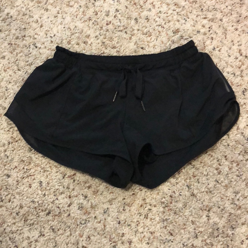 Black Lululemon Hotty Hot short 2.5”